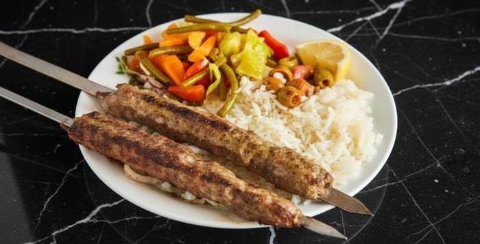 2 שיפודי קבב כבש בצלחת